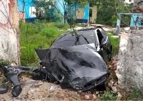 Casal fica ferido após carro se despedaçar em acidente com micro-ônibus em Manaus