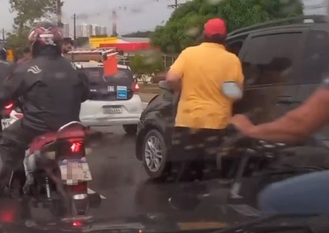 Acidente: Carros se envolvem em batida tripla em avenida de Manaus
