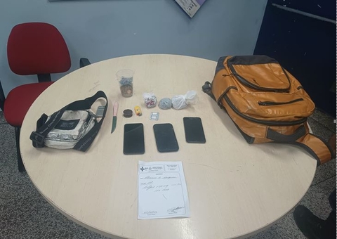 Foragido é preso após ser pego vendendo drogas em beco de Manaus