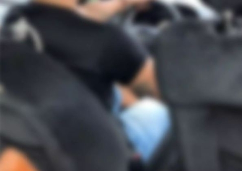Motorista de aplicativo atropela e rouba passageiro por urinar em carro