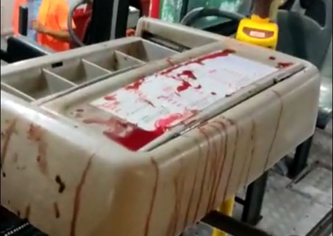 Cobradora fica gravemente ferida em assalto a ônibus em Manaus