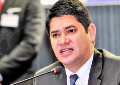 Bi Garcia homologa licitações de Parintins sem informar valor dos gastos