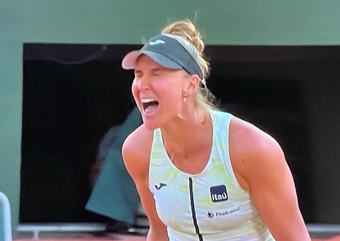 Longe das quadras, Bia Haddad passa tempo com a família