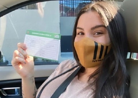 Ex-BBB Bianca Andrade, a Boca Rosa, é vacinada contra Covid; vídeo