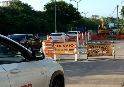 Obra complica trânsito e causa lentidão em avenida de Manaus