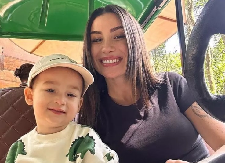 Em ambulância, Bianca Andrade e filho deixam hospital após acidente