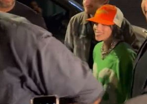 Billie Eilish causa tumulto em passagem relâmpago no aniversário de Anitta