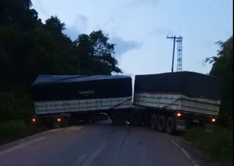 Acidente com carreta bloqueia trecho da BR-174 no Amazonas