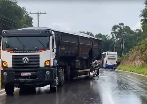 Acidente na AM-010: Motorista de carreta bitrem vai responder por homicídio culposo