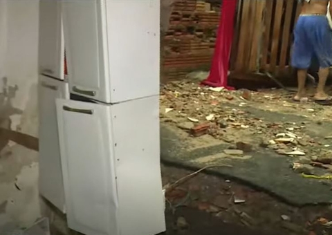 Casa desaba durante chuva torrencial e criança é resgatada por vizinhos em Manaus