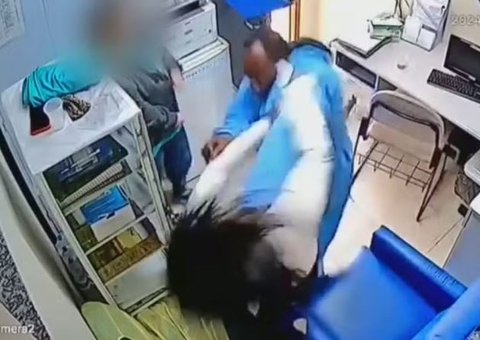 Maqueiro agride funcionária a socos dentro de hospital; veja vídeo