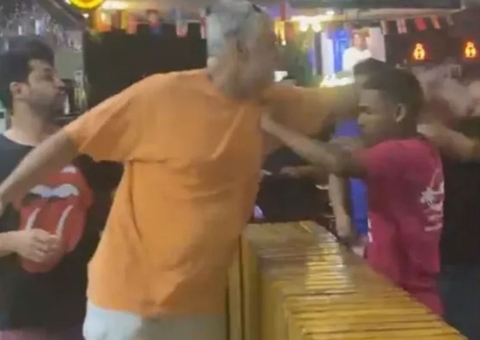 Cliente agride garçom por causa de bolinho e provoca pancadaria generalizada em bar