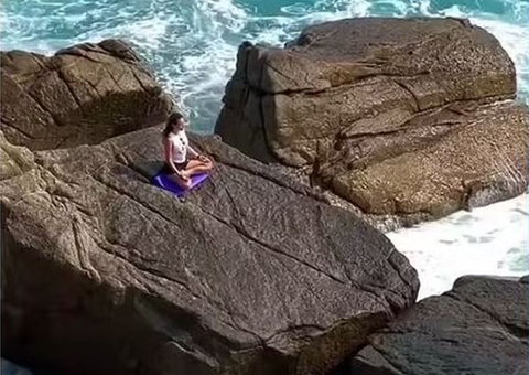 Atriz morre ao ser arrastada por onda gigante enquanto fazia yoga em pedra