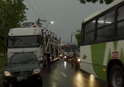 Acidente causa congestionamento quilométrico na Av. Efigênio Sales