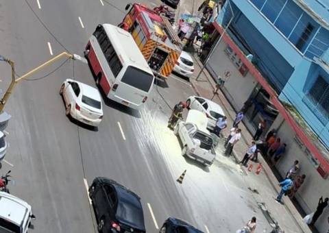Carro pega fogo no meio da Av. Floriano Peixoto no Centro 