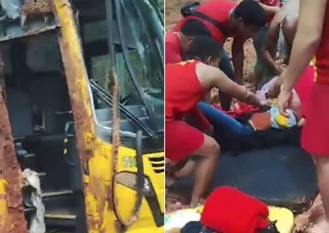 Ônibus tomba na BR-319 e passageiros ficam feridos 