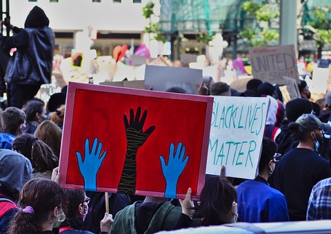 Manifestantes tomam as ruas após morte de jovem negro nos EUA