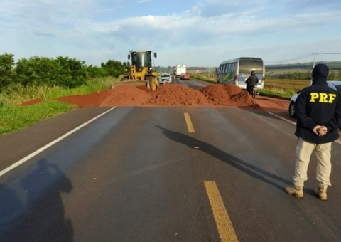 Bloqueios com terra em rodovias federais causam pelo menos dois acidentes