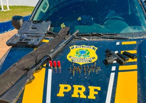 Operação da PRF prende homem com 4 armas escondidas em carro na BR-319