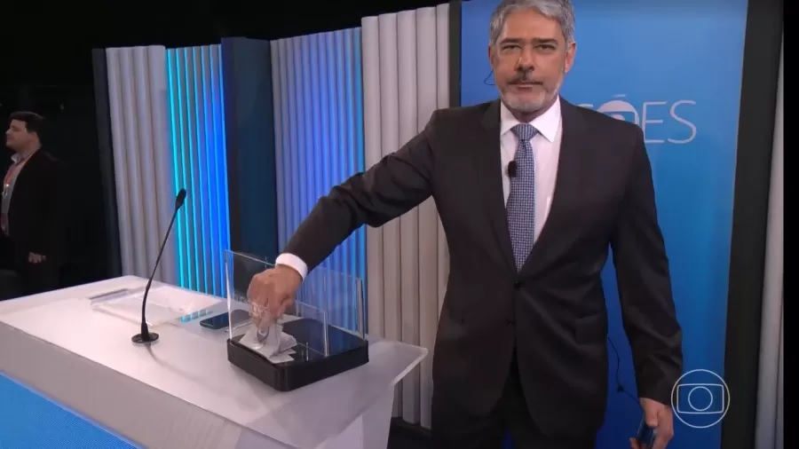Bonner erra nome de apresentadora e é corrigido no Jornal Nacional