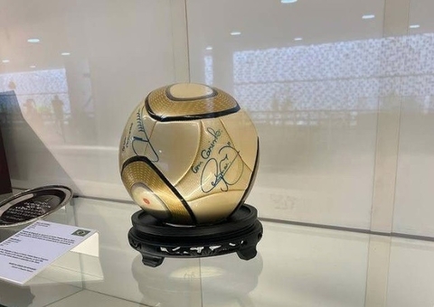 PM encontra bola assinada por Neymar que foi roubada durante invasão à Câmara