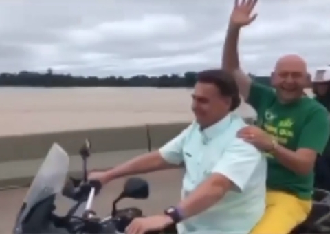 Sem capacete, Bolsonaro dá 'carona' para dono da Havan em passeio de moto