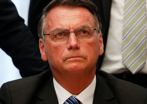 Carlos publica foto da perna de Bolsonaro com erisipela