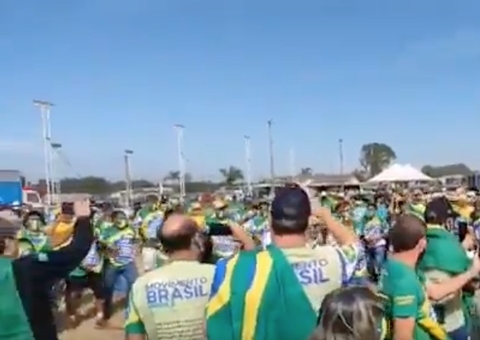 Bolsonaristas pedem intervenção militar em protesto em Brasília 