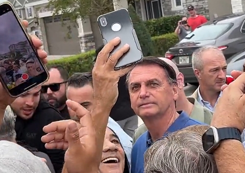 Vídeo: Enquanto Lula toma posse, ex-presidente Bolsonaro atende fãs nos EUA