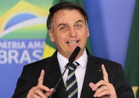 Bolsonaro sugere chás usado por indígenas contra covid após visita ao Amazonas