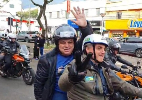 Bolsonaro repete rotina pró-Covid, sem máscara e com aglomeração, durante motociata em SC