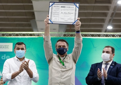 Mesmo sob protestos, Bolsonaro recebe título de cidadão amazonense