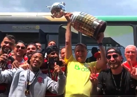 Bolsonaro se encontra com time do Flamengo e ergue taça da Libertadores