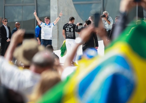 Bolsonaro está sem força para avançar, mas com força para não cair