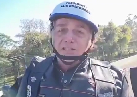 Bolsonaro volta a atacar sistema eleitoral e associa ministro Barroso à pedofilia