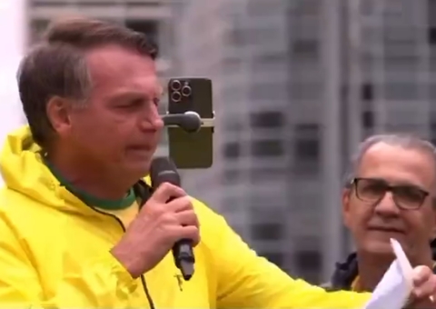 Bolsonaro lê discurso em inglês durante manifestação a favor da anistia