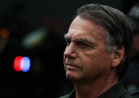 Bolsonaro passa por perícia médica na PF antes de decisão sobre cirurgia