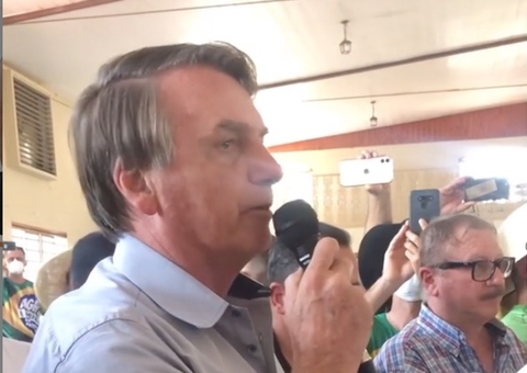Em encontro com ruralistas, Bolsonaro, sem máscara, volta a causar aglomeração