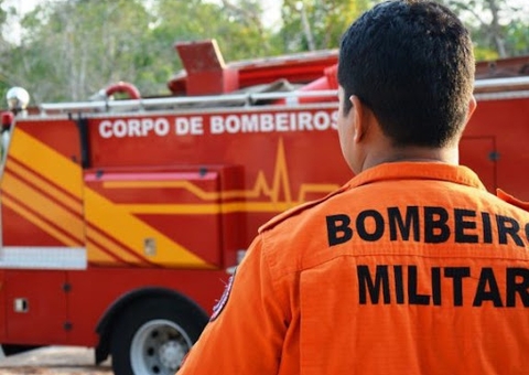Fio de alta tensão cai em cima de carro durante temporal em Manaus