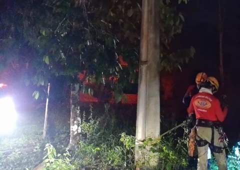 Homem morre eletrocutado e fica pendurado em poste ao tentar furtar transformador de energia em Manaus
