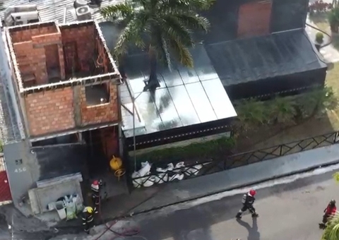 Cinco viaturas e 21 bombeiros atuaram em incêndio no restaurante Velho Monge