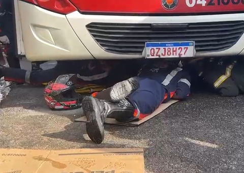 Socorristas tentam retirar mulher presa às ferragens de ônibus após acidente em Manaus