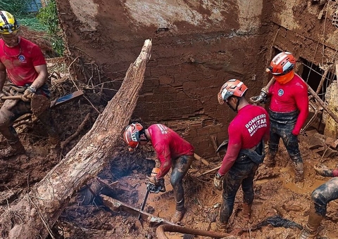 Bombeiros acham corpo de garoto soterrado após forte temporal em MG