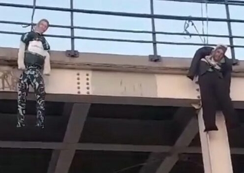 Bonecos de Leila e do presidente da CBF enforcados são pendurados em protesto