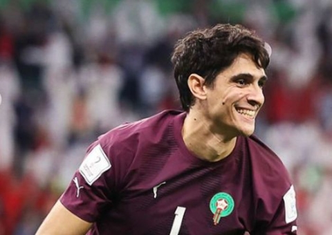 Goleiro de Marrocos é eleito melhor em campo, mas entrega prêmio a atacante