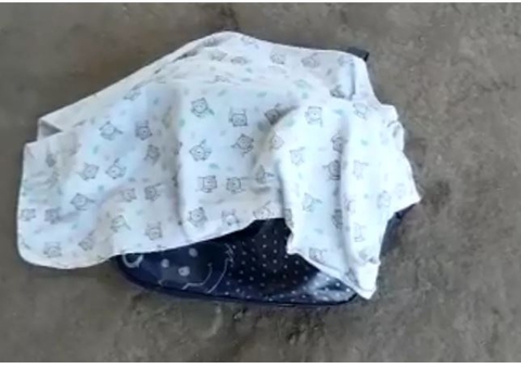 Mulher dá à luz na rua e sai carregando filho morto dentro de bolsa