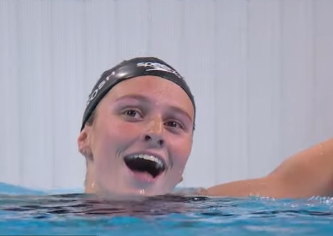 Com recorde olímpico, canadense Summer McIntosh é ouro nos 200m medley 