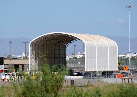 Crianças são jogadas por cima de muro de 4 metros na fronteira dos EUA 
