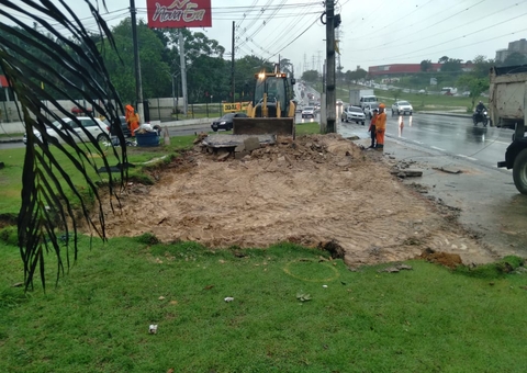 Borracharia construída em canteiro central é demolida em Manaus