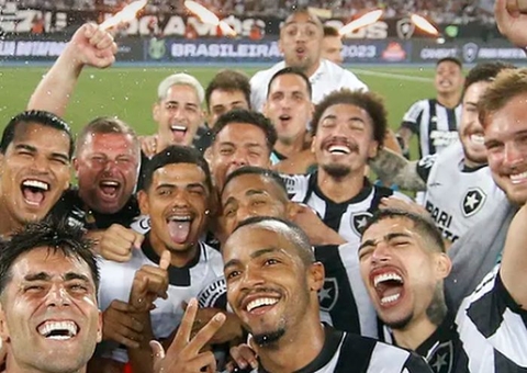 Botafogo supera frango do goleiro, vira sobre o Inter e abre 16 de vantagem